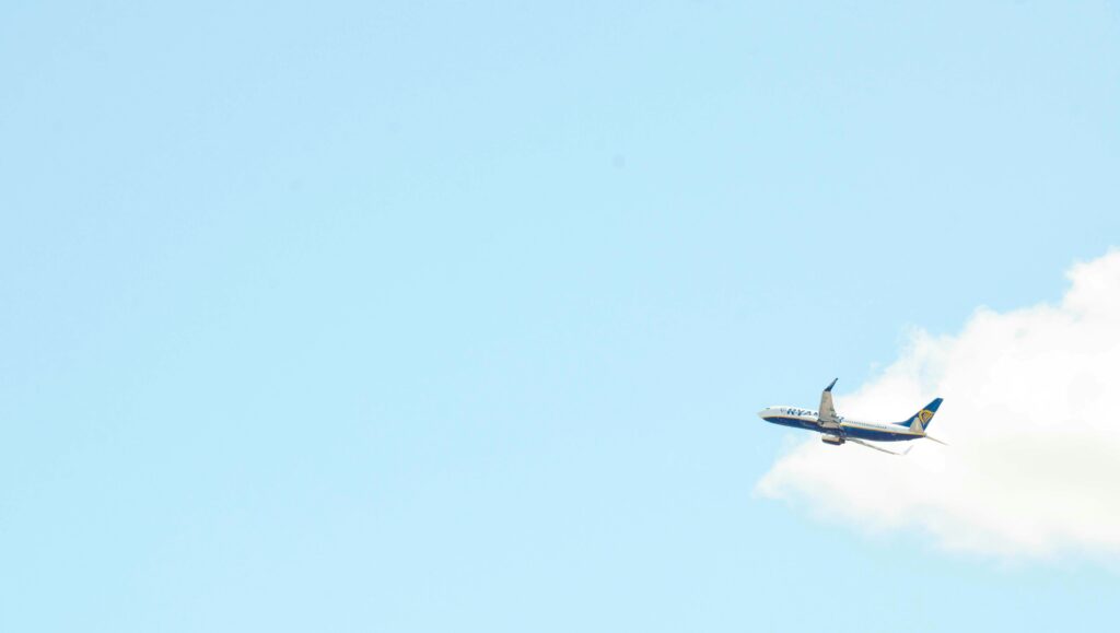 飛行機が飛んでいる青空